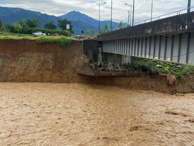 Prefecto de Los Ríos da a conocer los motivos por los cuales se cayó el puente sobre el río Cristal