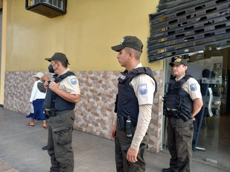 Delincuentes llegaron para “vaciar” una joyería en pleno centro de Quevedo