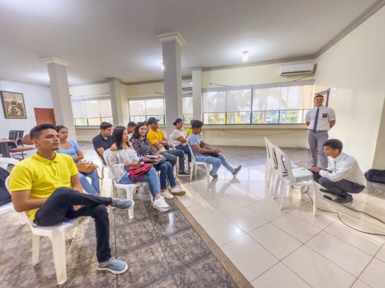 Jóvenes mocacheños reciben  clases gratuitas de inglés