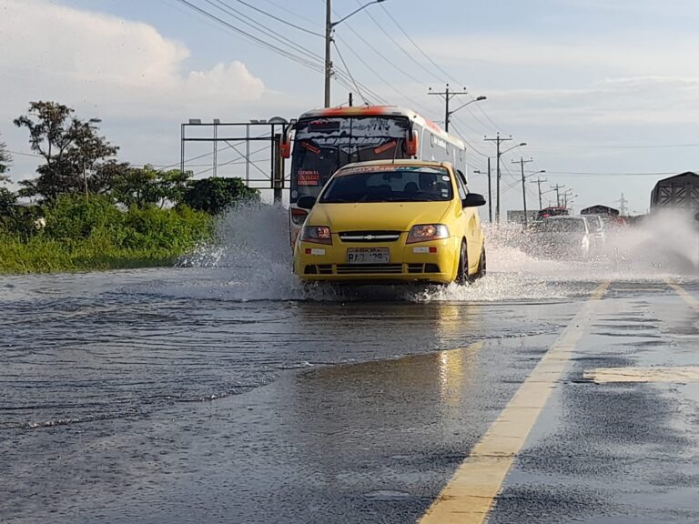 Comisión de Tránsito llama a manejar con precaución sobre vías inundadas en Babahoyo