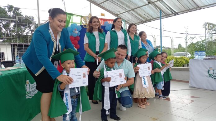 Detalles. Los menores de edad disfrutaron de este gran momento en compañía de sus educadoras.
