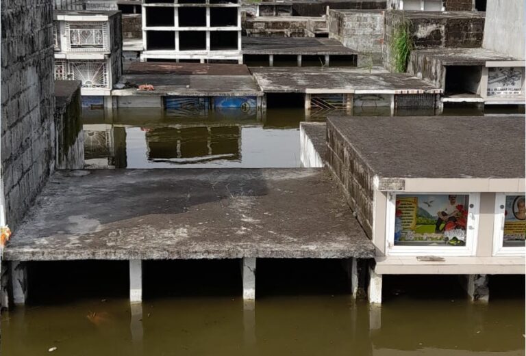 Último adiós en medio de agua y maleza en Jujan