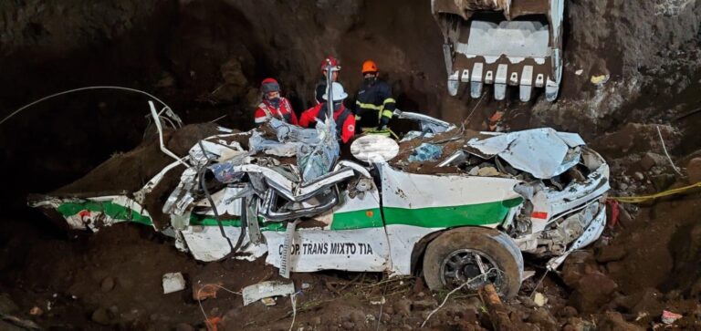 Suman 29 víctimas mortales tras colapso de montaña en Alausí, Chimborazo