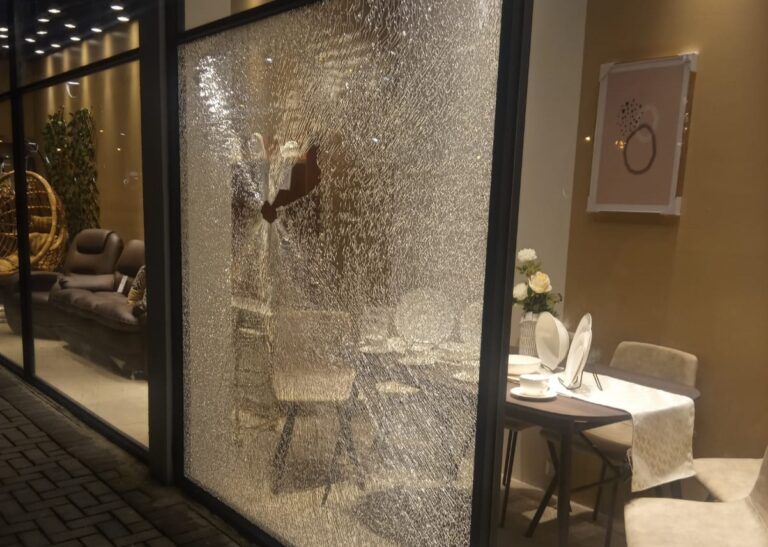 Vidrio de local comercial resultó afectado durante una balacera en Quevedo