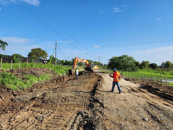 La Prefectura de Los Ríos mejora la vía Vinces-Palenque