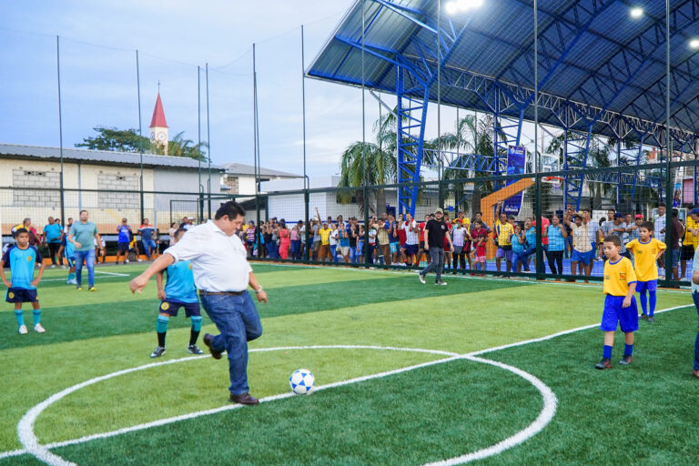 Niños y jóvenes recibieron polideportivo en Barreiro