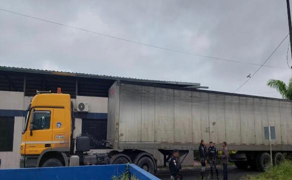 Quevedo: Delincuentes roban un tráiler y abandonan al conductor