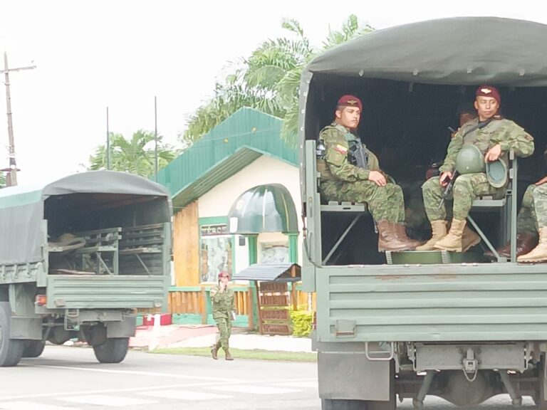 Militares patrullan en Los Ríos en medio del estado de excepción