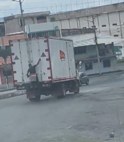 Esmeraldas: Un ladrón fue captado intentando abrir las puertas de un camión.