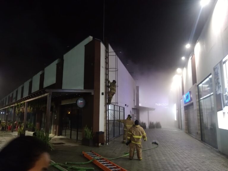 Incendio en un local de centro comercial de Quevedo generó alarma