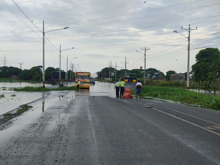 CTE pide a los conductores de vehículos livianos tomen rutas alternas y eviten la inundación en autopistas Babahoyo Jujan