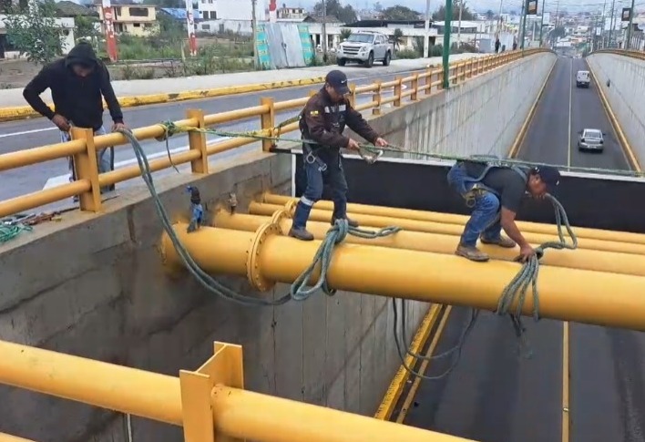Cansado de que no le paguen, un contratista fue a desmontar una tubería de agua potable recientemente inaugurada en Ambato