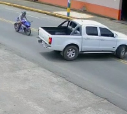 Quevedo: Motociclista quedó sobre el balde de una camioneta tras fuerte impacto