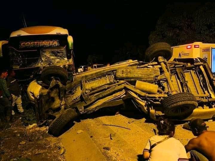 Esmeraldas: Cinco personas murieron en choque de camioneta y bus