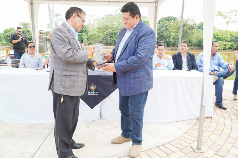 Alcalde Carlos German recibió una placa de parte del rector de la UTB
