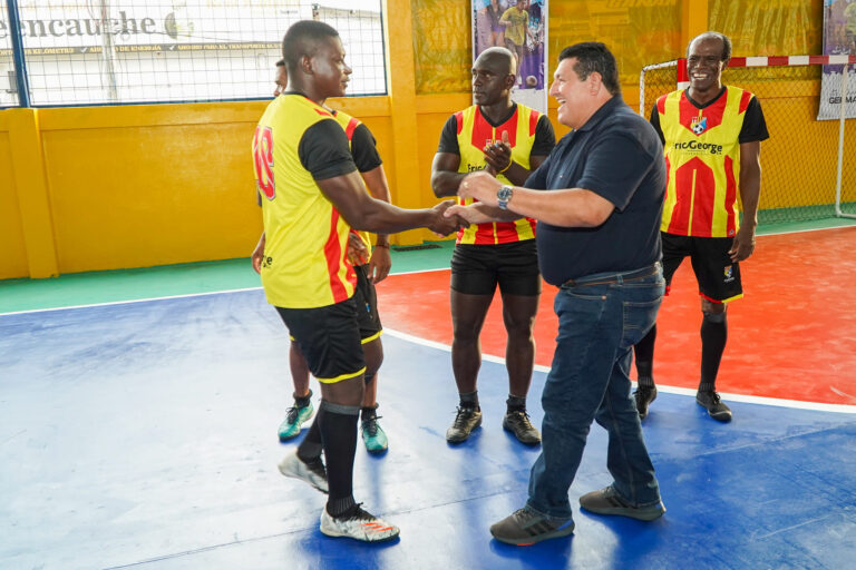 Nuevo coliseo de fútbol sala para Babahoyo se inauguró con las exglorias del fútbol ecuatoriano 