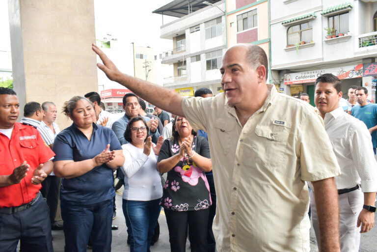 Alcalde Gustavo Barquet llegó al municipio y fue recibido por los presentes