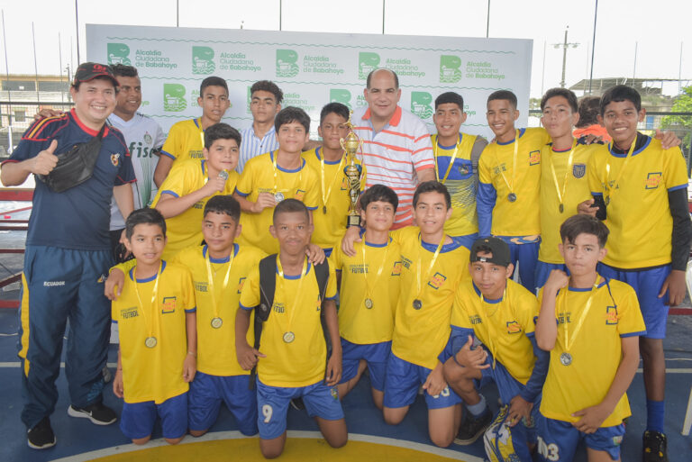 Gustavo Barquet atiende a jóvenes deportistas