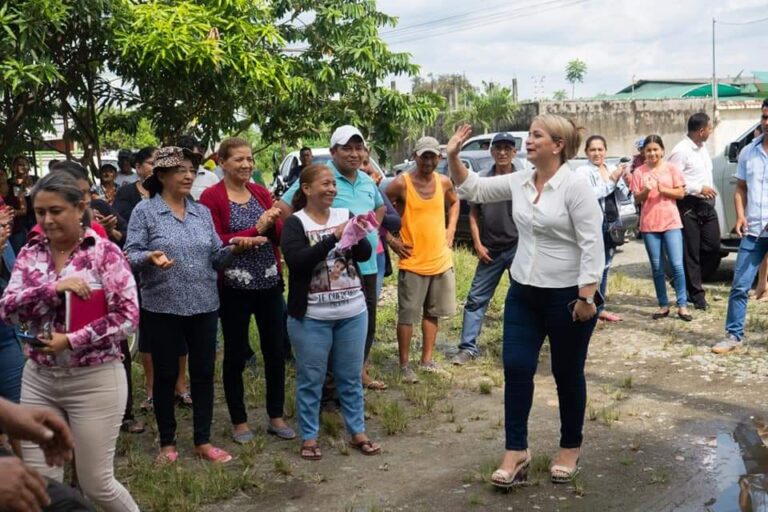 Mocache: La alcaldesa Yenny Domínguez dispuso que tanqueros lleguen con agua al sector San Ignacio mientras da paso a que se inicie proyecto de agua potable 