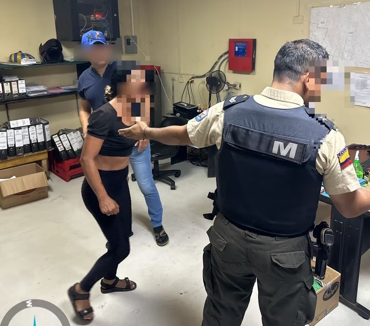 Una mujer fue detenida con tarjetas de crédito, débito y dinero que habría robado en Guayaquil