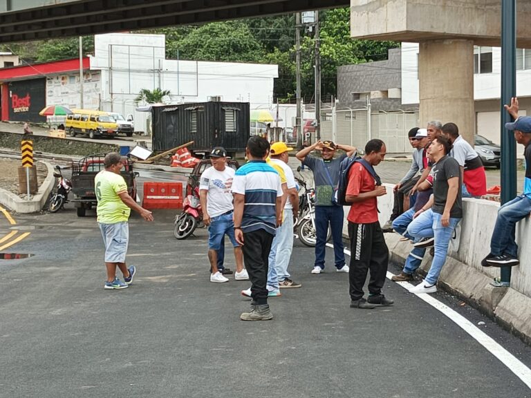 Quevedo: Obreros del puente a desnivel continúan en protesta por falta de pago
