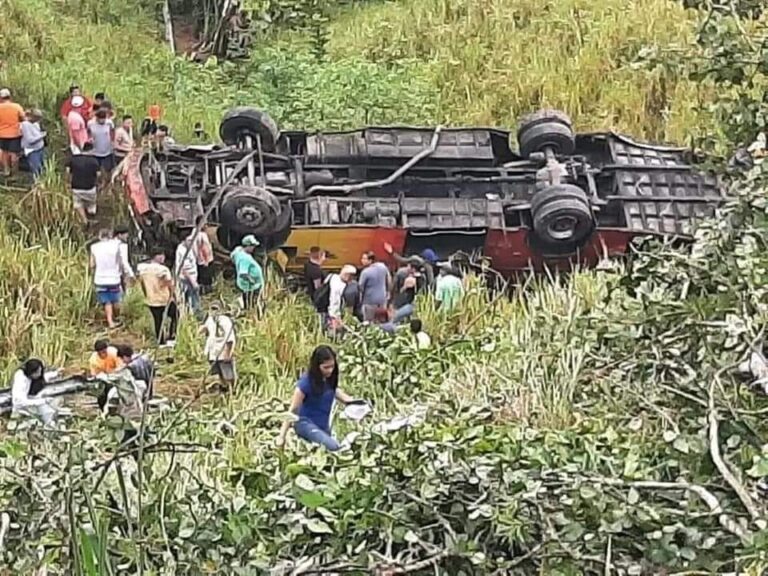 En Manabí un bus se volcó cuando viajaba lleno de pasajeros