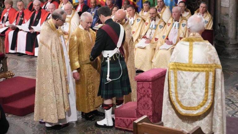 El rey Carlos III es coronado en una histórica ceremonia en Londres