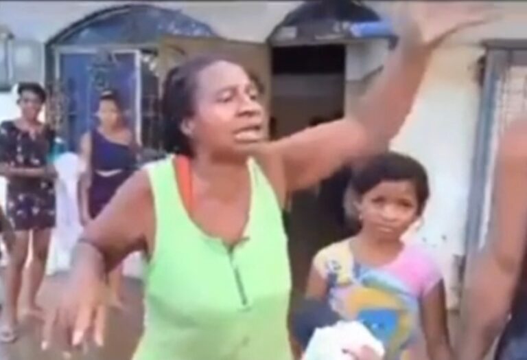 En Esmeraldas, una mujer afectada por el temporal invernal exige ayuda al gobierno de una manera poco usual