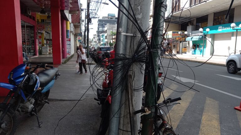 ‘Tallarines de cables’ dan mala imagen al centro de Quevedo