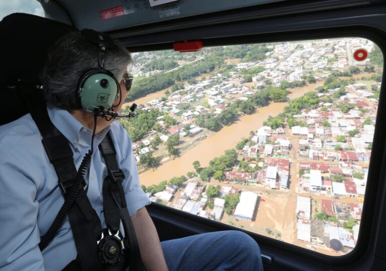 El presidente, Guillermo Lasso, sobrevoló la zona afectada por inundaciones en Esmeraldas