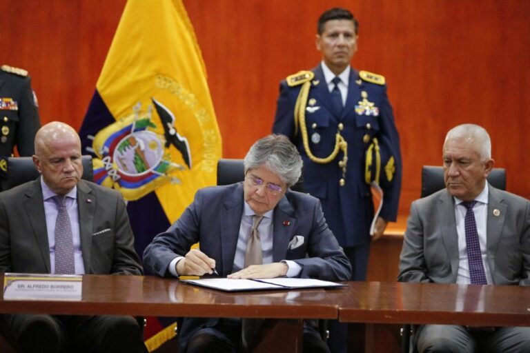 El presidente Guillermo Lasso firmó un reglamento para el uso legítimo de la fuerza y respaldar el accionar de las fuerzas del orden en Ecuador