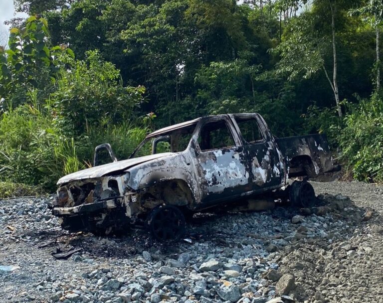 En Azuay, hallan camioneta incendiada con dos cuerpos en su interior