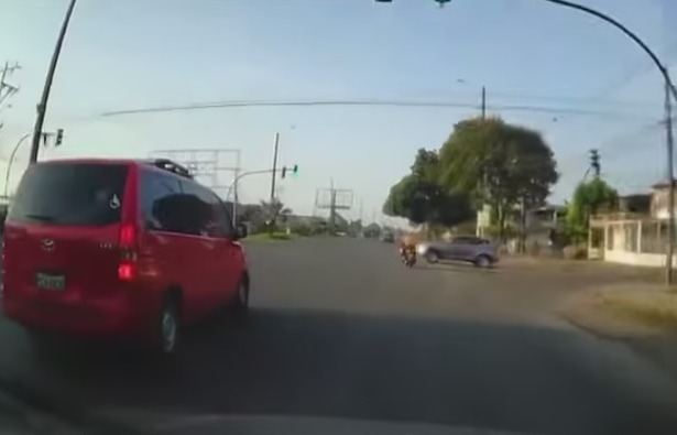 Quevedo: Una camioneta que se pasó la luz roja embistió a un motociclista