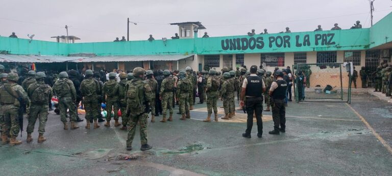 Policías y militares incursionan en la cárcel de Quevedo