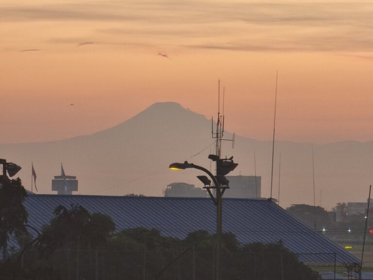 El Chimborazo ‘madrugó’ para dejarse ver desde Guayaquil