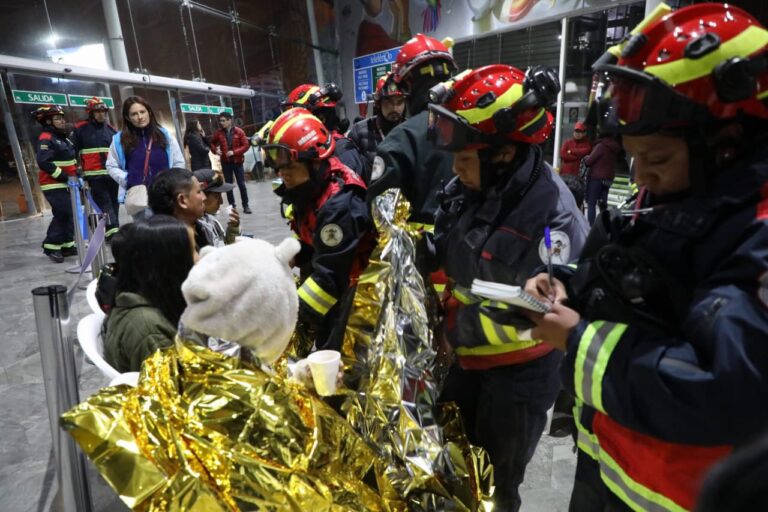 Más de 70 personas quedaron atrapadas durante incidente en el teleférico de Quito; 27 estaban en cabinas y 47 en una montaña
