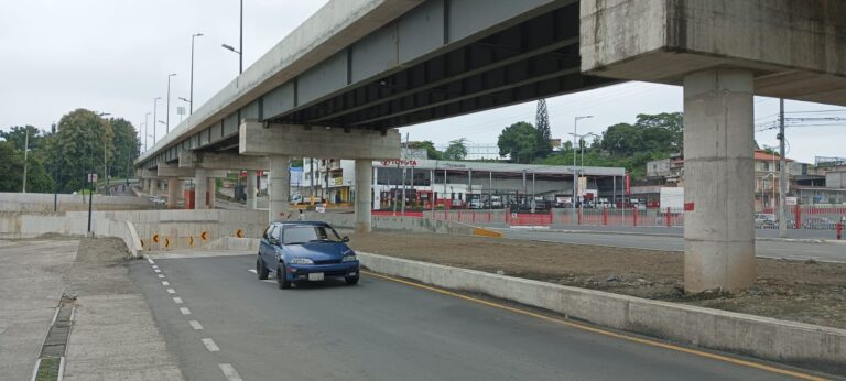 Obras complementarias del puente a desnivel y paso deprimido están abandonadas 