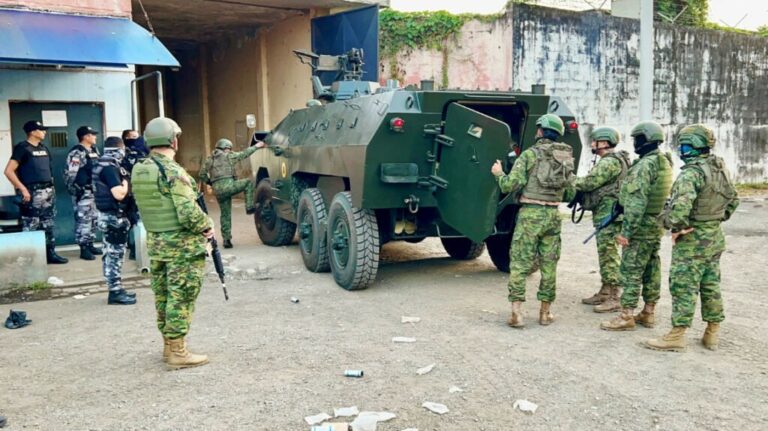 Ministro dice que las FF.AA. tienen el control de la Penitenciaría en Guayaquil