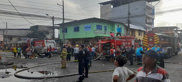 Bomberos ya controlaron el incendio en almacén de La Maná