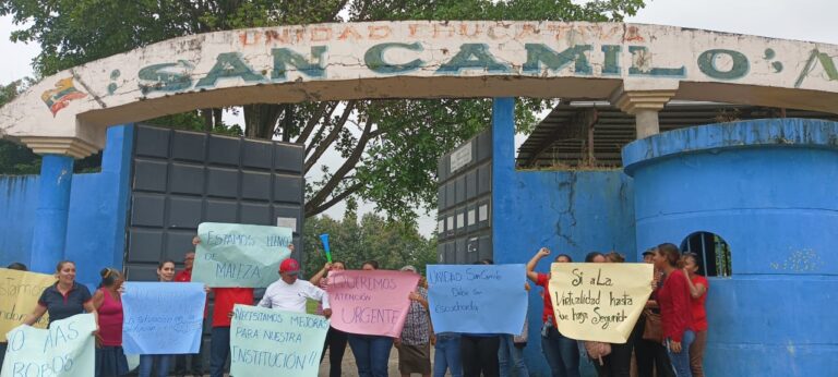 Padres de familia de la Unidad Educativa San Camilo protestan por la inseguridad 