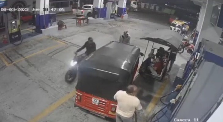 Dos motorizados asaltaron a un despachador y clientes de gasolinera