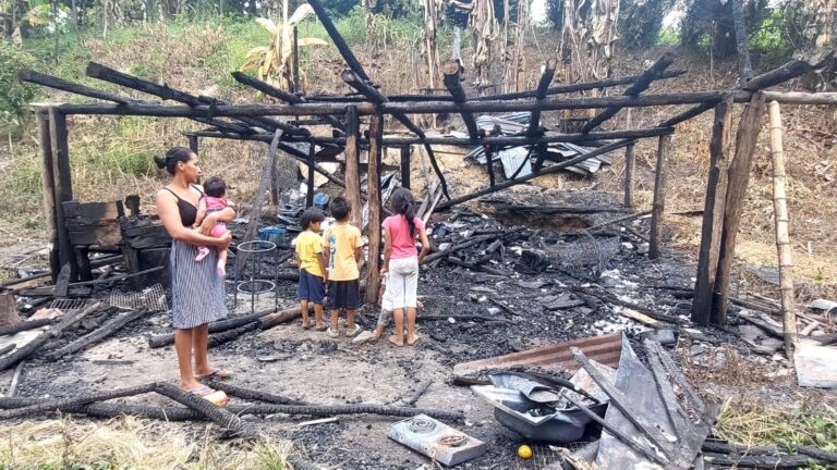 Madre con cinco hijos perdió casa por un incendio, ella requiere de la ayuda solidaria