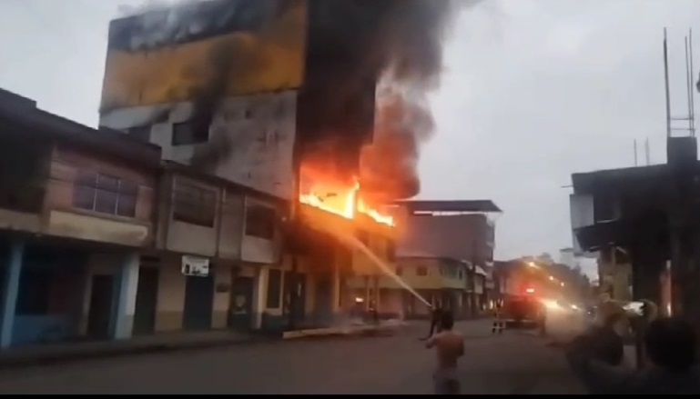 Voraz  incendio consumió local de uniformes en La Maná