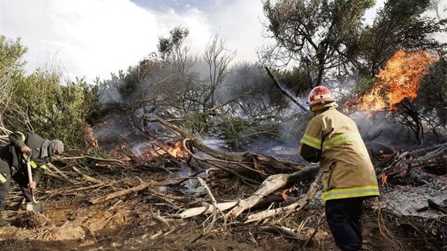 Bomberos de Quito controlan incendio en la autopista General Rumiñahui