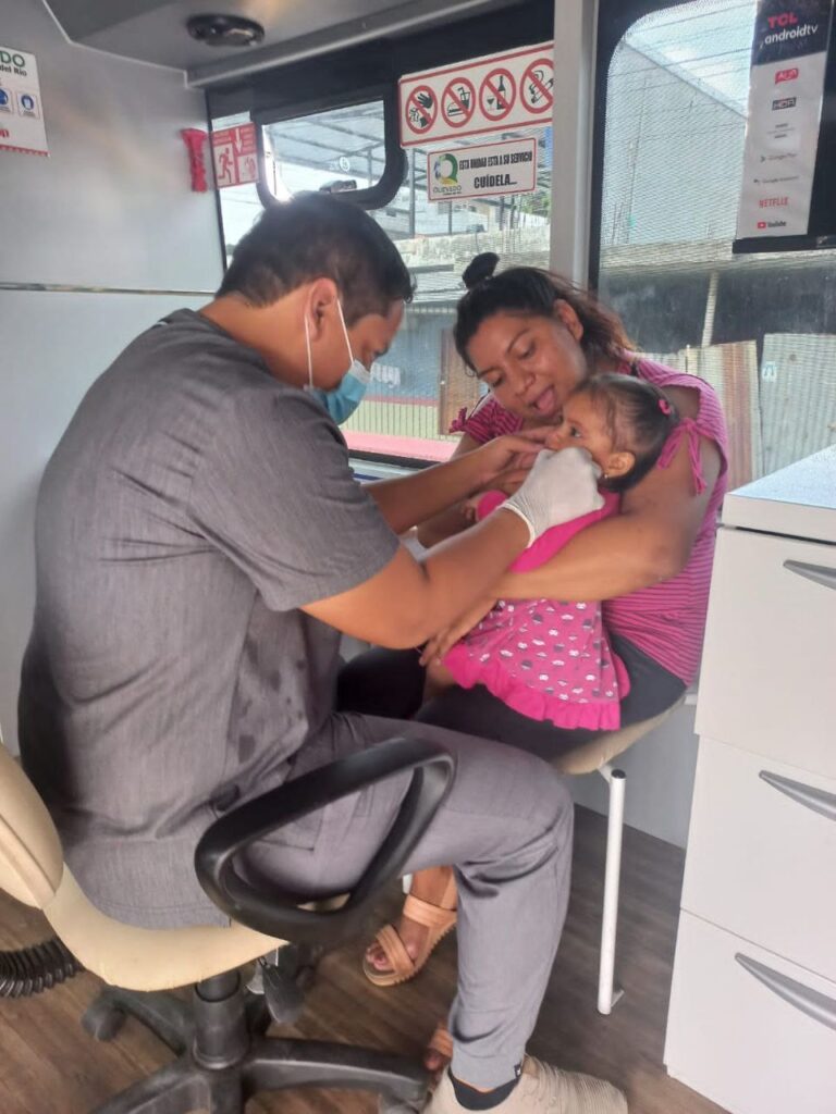 Niños del CDI de Quevedo reciben atención médica