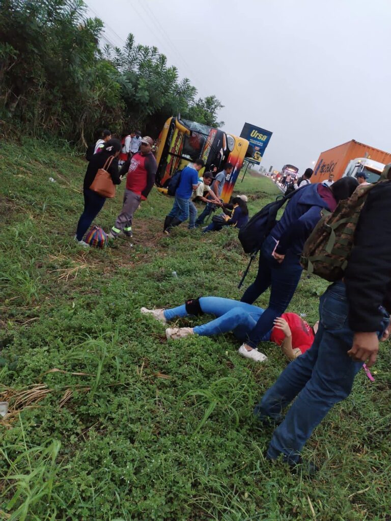 Varios pasajeros heridos en volcamiento de una Bolívar