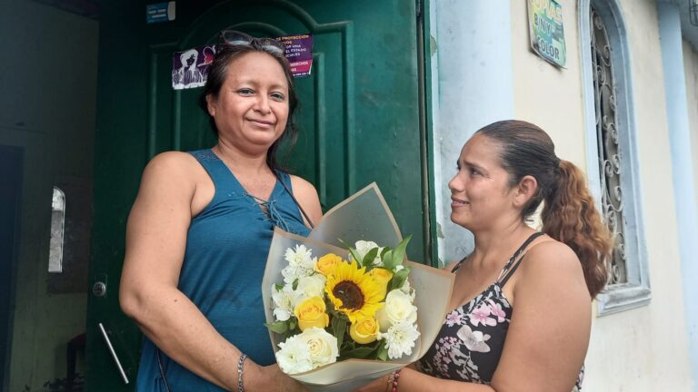 Quevedeños demuestran su amor con flores amarillas