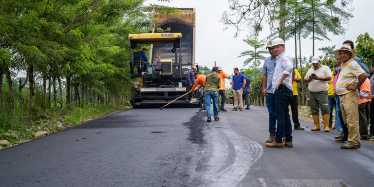 Prefecto de Los Ríos supervisó 22.77 km de asfaltado en la vía Fumisa-Camarones-Delia María