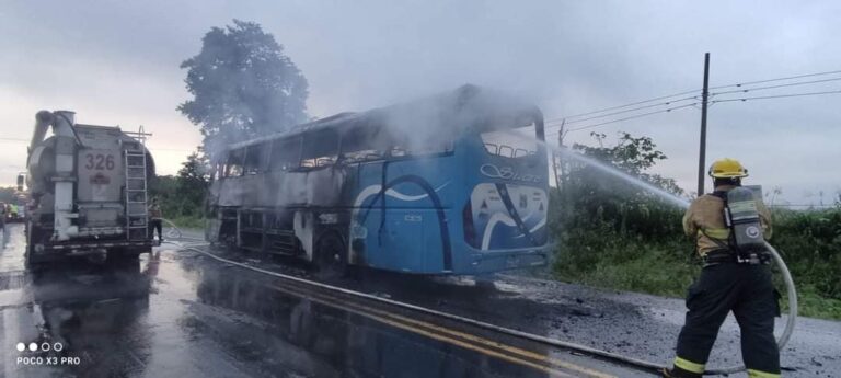 Bus de transporte Sucre se incendia tras accidente en tramo Buena Fe-Patricia Pilar.