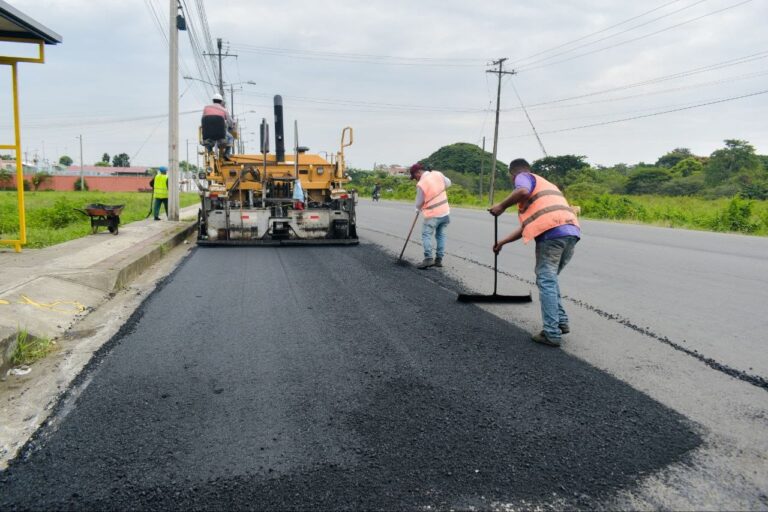 Municipio de Babahoyo ejecuta proyecto de mejoramiento vial en ruta Babahoyo-Montalvo